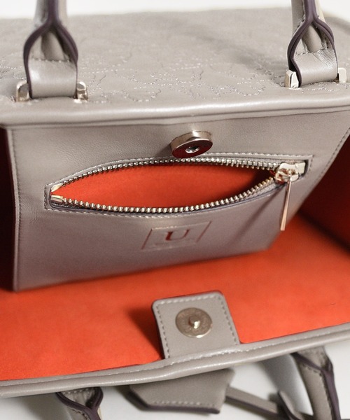 U(ユー)の「Poodmou【プードム】/ジュリアングルトートバッグ/Mサイズ(トートバッグ・レディース・アイボリー/ベージュ系その他・FREE)」の10枚目の写真