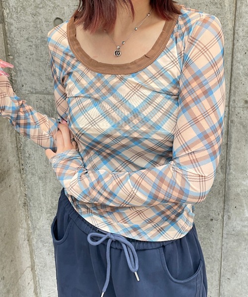ROGER AND RAW（ロジャーアンドロウ）の「チェック柄シャーリングシアートップス（Tシャツ/カットソー・レディース・ブルー/ピンク・FREE）」の2枚目の写真
