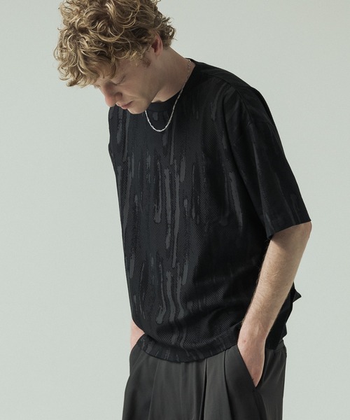 SLICK（スリック）の「【SLICK/スリック】Abstract Jacquard T-shirt/アブストラクトジャカードTシャツ（Tシャツ/カットソー・メンズ・パープル/グレイッシュベージュ/ブラック・3/2/1）」の2枚目の写真