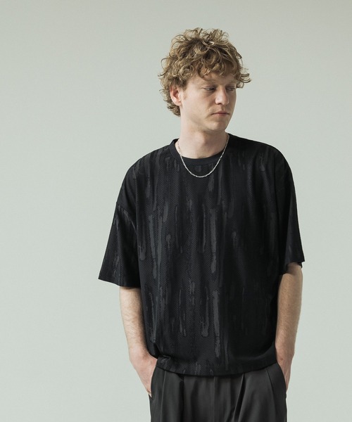 SLICK（スリック）の「【SLICK/スリック】Abstract Jacquard T-shirt/アブストラクトジャカードTシャツ（Tシャツ/カットソー・メンズ・パープル/グレイッシュベージュ/ブラック・3/2/1）」の4枚目の写真