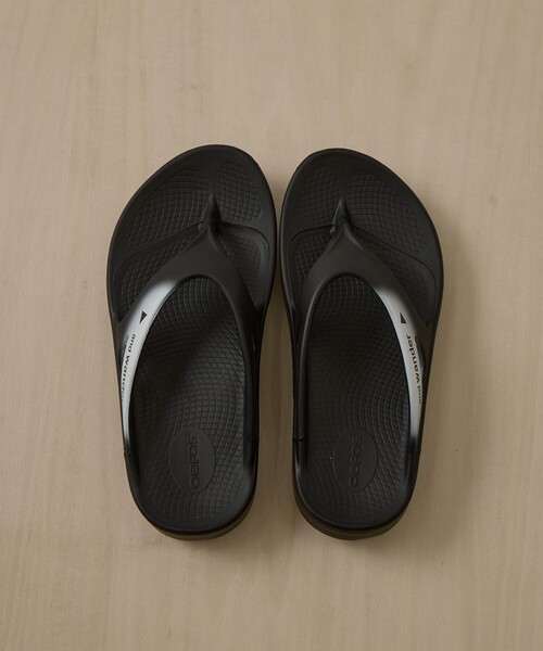and wander（アンドワンダー）の「【and wander × OOFOS/アンドワンダー,ウーフォス】oofos aw original recovery sandal（サンダル・メンズ・ブラック・28/27）」の2枚目の写真