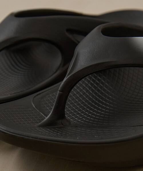 and wander（アンドワンダー）の「【and wander × OOFOS/アンドワンダー,ウーフォス】oofos aw original recovery sandal（サンダル・メンズ・ブラック・28/27）」の3枚目の写真