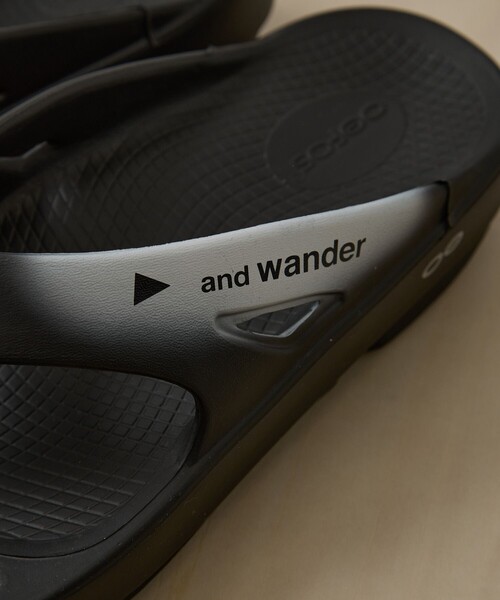 and wander（アンドワンダー）の「【and wander × OOFOS/アンドワンダー,ウーフォス】oofos aw original recovery sandal（サンダル・メンズ・ブラック・28/27）」の4枚目の写真