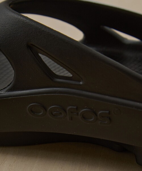 and wander（アンドワンダー）の「【and wander × OOFOS/アンドワンダー,ウーフォス】oofos aw original recovery sandal（サンダル・メンズ・ブラック・28/27）」の5枚目の写真