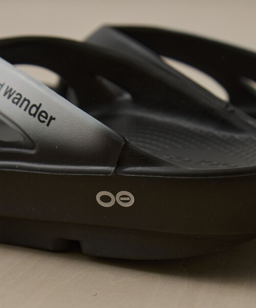 and wander（アンドワンダー）の「【and wander × OOFOS/アンドワンダー,ウーフォス】oofos aw original recovery sandal（サンダル・メンズ・ブラック・28/27）」の6枚目の写真