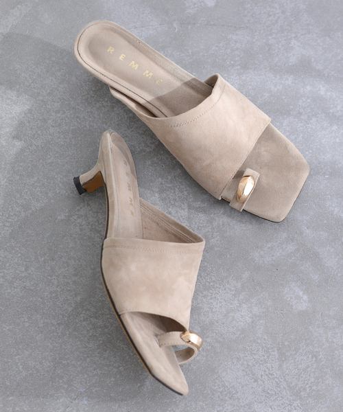 La TOTALITE（ラトータリテ）の「REMME/レメ メタルモチーフトングミュール（サンダル・レディース・ベージュ/ブラック・38/37/36）」の2枚目の写真