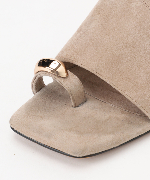 La TOTALITE（ラトータリテ）の「REMME/レメ メタルモチーフトングミュール（サンダル・レディース・ベージュ/ブラック・38/37/36）」の3枚目の写真