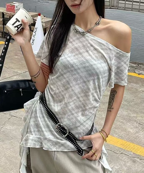 Chiina(チーナ)の「Chiina / チェック柄ワンショルダーアシメフリルカットソー(Tシャツ/カットソー・レディース・グレー/ブルー/ホワイト/ブラック・FREE)」の2枚目の写真