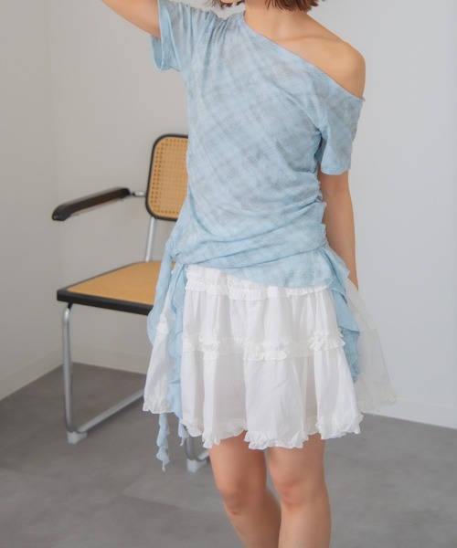 Chiina(チーナ)の「Chiina / チェック柄ワンショルダーアシメフリルカットソー(Tシャツ/カットソー・レディース・グレー/ブルー/ホワイト/ブラック・FREE)」の1枚目の写真