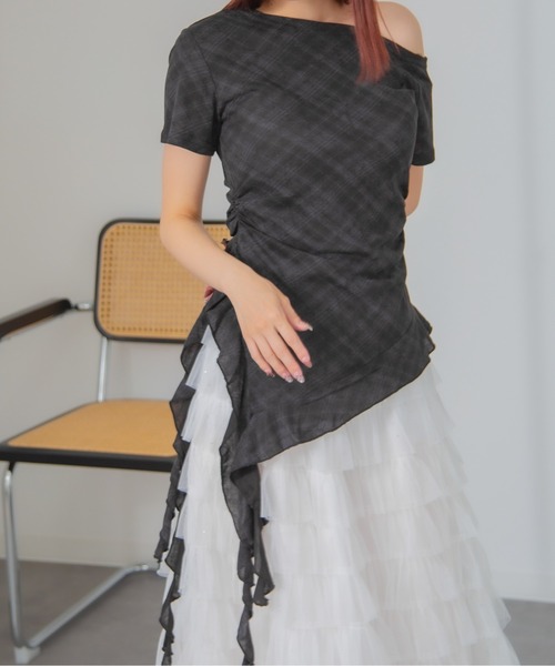 Chiina(チーナ)の「Chiina / チェック柄ワンショルダーアシメフリルカットソー(Tシャツ/カットソー・レディース・グレー/ブルー/ホワイト/ブラック・FREE)」の3枚目の写真