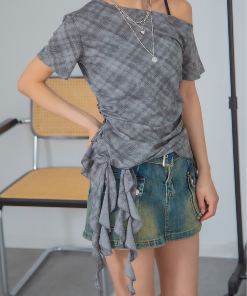 Chiina(チーナ)の「Chiina / チェック柄ワンショルダーアシメフリルカットソー(Tシャツ/カットソー・レディース・グレー/ブルー/ホワイト/ブラック・FREE)」の8枚目の写真