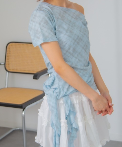 Chiina(チーナ)の「Chiina / チェック柄ワンショルダーアシメフリルカットソー(Tシャツ/カットソー・レディース・グレー/ブルー/ホワイト/ブラック・FREE)」の17枚目の写真