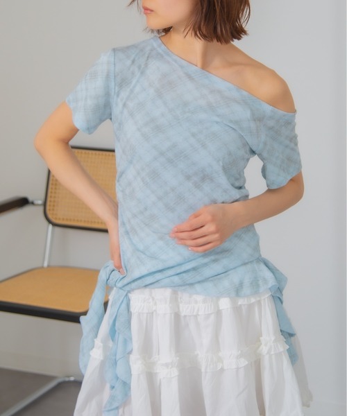 Chiina(チーナ)の「Chiina / チェック柄ワンショルダーアシメフリルカットソー(Tシャツ/カットソー・レディース・グレー/ブルー/ホワイト/ブラック・FREE)」の18枚目の写真