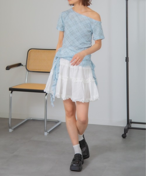 Chiina(チーナ)の「Chiina / チェック柄ワンショルダーアシメフリルカットソー(Tシャツ/カットソー・レディース・グレー/ブルー/ホワイト/ブラック・FREE)」の19枚目の写真