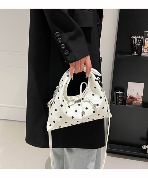 Ritzy(リッツィー)の「2WAY ドット柄 ツイストハンドルショルダーバッグ(ショルダーバッグ・レディース・ホワイト/ブラック・FREE)」の14枚目の写真