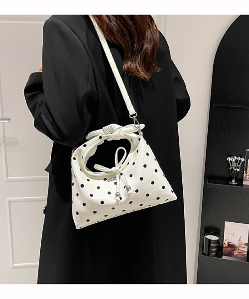 Ritzy(リッツィー)の「2WAY ドット柄 ツイストハンドルショルダーバッグ(ショルダーバッグ・レディース・ホワイト/ブラック・FREE)」の16枚目の写真
