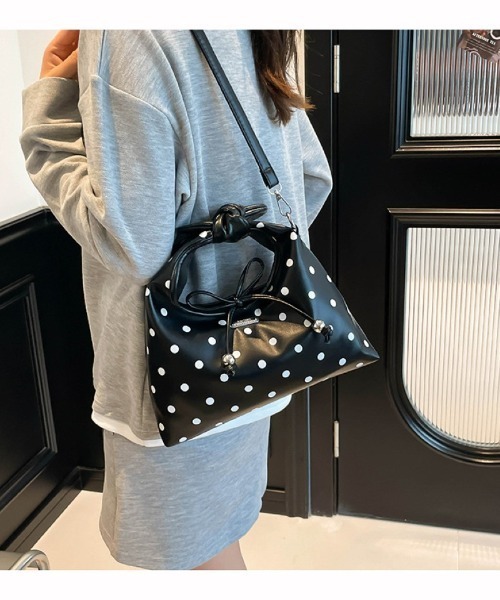 Ritzy(リッツィー)の「2WAY ドット柄 ツイストハンドルショルダーバッグ(ショルダーバッグ・レディース・ホワイト/ブラック・FREE)」の6枚目の写真