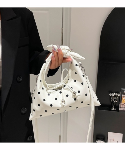 Ritzy(リッツィー)の「2WAY ドット柄 ツイストハンドルショルダーバッグ(ショルダーバッグ・レディース・ホワイト/ブラック・FREE)」の10枚目の写真