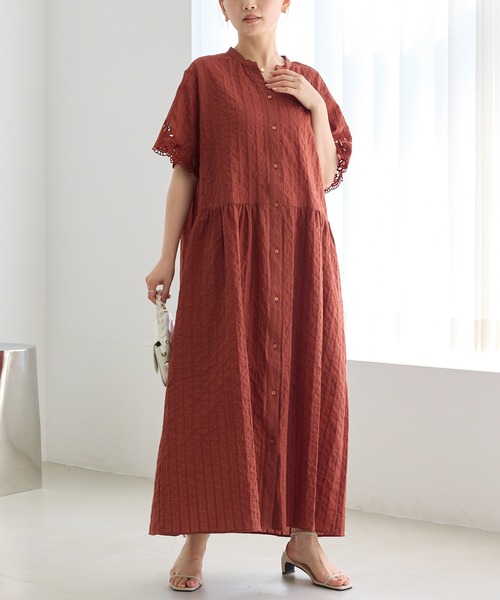 LAVEANGE(ラビアンジェ)の「【洗える】袖刺繍ドビーストライプシャツワンピース|涼しく・美しく刺繍が彩る大人のシャツワンピース/スキッパーワンピース/ロング丈/前開き/体型カバー/ナチュラル(シャツワンピース・レディース・ブラウン/ブラック・4L/3L/LL/M)」の2枚目の写真