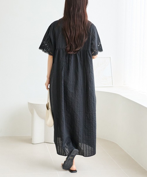 LAVEANGE(ラビアンジェ)の「【洗える】袖刺繍ドビーストライプシャツワンピース|涼しく・美しく刺繍が彩る大人のシャツワンピース/スキッパーワンピース/ロング丈/前開き/体型カバー/ナチュラル(シャツワンピース・レディース・ブラウン/ブラック・4L/3L/LL/M)」の21枚目の写真