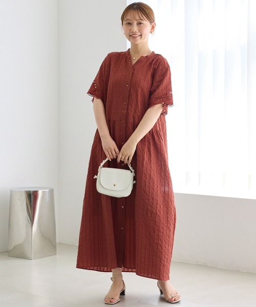 LAVEANGE(ラビアンジェ)の「【洗える】袖刺繍ドビーストライプシャツワンピース|涼しく・美しく刺繍が彩る大人のシャツワンピース/スキッパーワンピース/ロング丈/前開き/体型カバー/ナチュラル(シャツワンピース・レディース・ブラウン/ブラック・4L/3L/LL/M)」の3枚目の写真