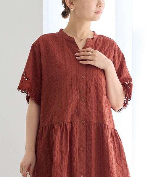 LAVEANGE(ラビアンジェ)の「【洗える】袖刺繍ドビーストライプシャツワンピース|涼しく・美しく刺繍が彩る大人のシャツワンピース/スキッパーワンピース/ロング丈/前開き/体型カバー/ナチュラル(シャツワンピース・レディース・ブラウン/ブラック・4L/3L/LL/M)」の4枚目の写真