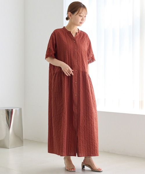LAVEANGE(ラビアンジェ)の「【洗える】袖刺繍ドビーストライプシャツワンピース|涼しく・美しく刺繍が彩る大人のシャツワンピース/スキッパーワンピース/ロング丈/前開き/体型カバー/ナチュラル(シャツワンピース・レディース・ブラウン/ブラック・4L/3L/LL/M)」の5枚目の写真
