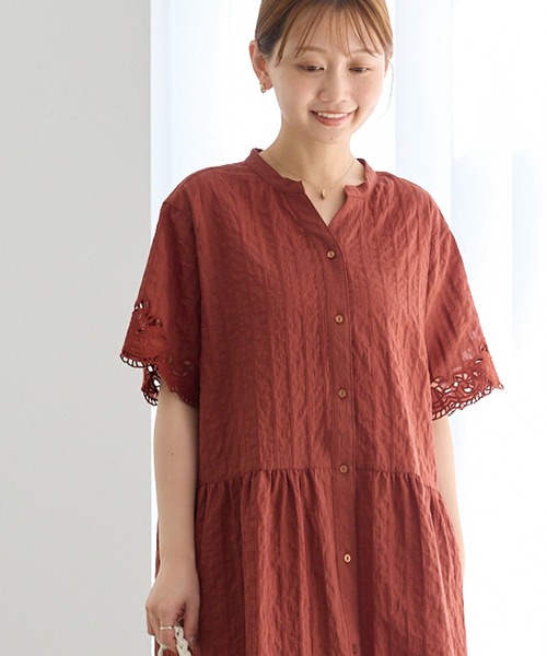 LAVEANGE(ラビアンジェ)の「【洗える】袖刺繍ドビーストライプシャツワンピース|涼しく・美しく刺繍が彩る大人のシャツワンピース/スキッパーワンピース/ロング丈/前開き/体型カバー/ナチュラル(シャツワンピース・レディース・ブラウン/ブラック・4L/3L/LL/M)」の7枚目の写真