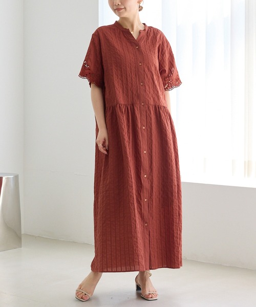 LAVEANGE(ラビアンジェ)の「【洗える】袖刺繍ドビーストライプシャツワンピース|涼しく・美しく刺繍が彩る大人のシャツワンピース/スキッパーワンピース/ロング丈/前開き/体型カバー/ナチュラル(シャツワンピース・レディース・ブラウン/ブラック・4L/3L/LL/M)」の8枚目の写真