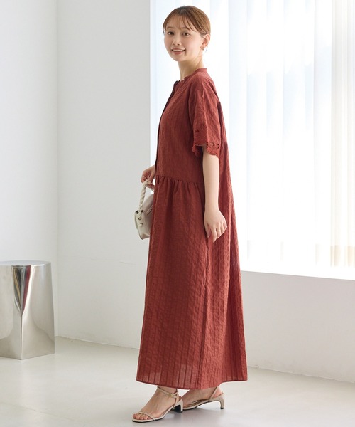 LAVEANGE(ラビアンジェ)の「【洗える】袖刺繍ドビーストライプシャツワンピース|涼しく・美しく刺繍が彩る大人のシャツワンピース/スキッパーワンピース/ロング丈/前開き/体型カバー/ナチュラル(シャツワンピース・レディース・ブラウン/ブラック・4L/3L/LL/M)」の9枚目の写真