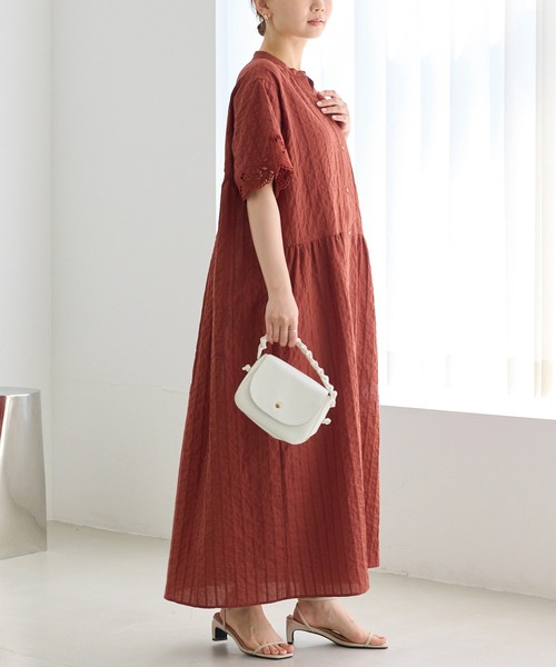 LAVEANGE(ラビアンジェ)の「【洗える】袖刺繍ドビーストライプシャツワンピース|涼しく・美しく刺繍が彩る大人のシャツワンピース/スキッパーワンピース/ロング丈/前開き/体型カバー/ナチュラル(シャツワンピース・レディース・ブラウン/ブラック・4L/3L/LL/M)」の10枚目の写真