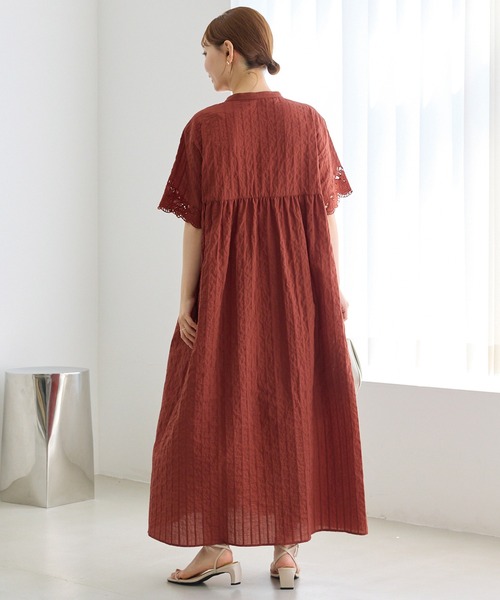 LAVEANGE(ラビアンジェ)の「【洗える】袖刺繍ドビーストライプシャツワンピース|涼しく・美しく刺繍が彩る大人のシャツワンピース/スキッパーワンピース/ロング丈/前開き/体型カバー/ナチュラル(シャツワンピース・レディース・ブラウン/ブラック・4L/3L/LL/M)」の11枚目の写真