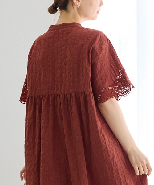 LAVEANGE(ラビアンジェ)の「【洗える】袖刺繍ドビーストライプシャツワンピース|涼しく・美しく刺繍が彩る大人のシャツワンピース/スキッパーワンピース/ロング丈/前開き/体型カバー/ナチュラル(シャツワンピース・レディース・ブラウン/ブラック・4L/3L/LL/M)」の12枚目の写真