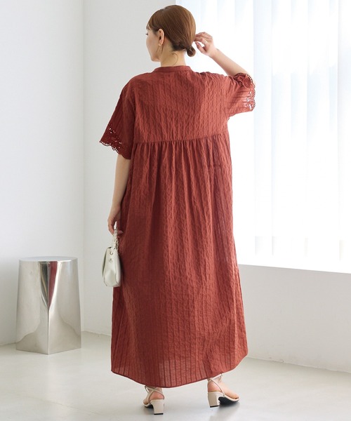 LAVEANGE(ラビアンジェ)の「【洗える】袖刺繍ドビーストライプシャツワンピース|涼しく・美しく刺繍が彩る大人のシャツワンピース/スキッパーワンピース/ロング丈/前開き/体型カバー/ナチュラル(シャツワンピース・レディース・ブラウン/ブラック・4L/3L/LL/M)」の13枚目の写真