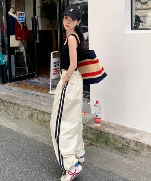 Ritzy(リッツィー)の「サイドライン ワイドパンツ(その他パンツ・レディース・ベージュ/ネイビー・M/L)」の1枚目の写真