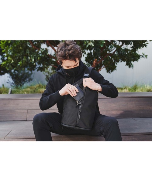 Aer(エアー)の「AER Sling Bag 3 / AER-11013(ショルダーバッグ・メンズ・ブラック・FREE)」の17枚目の写真
