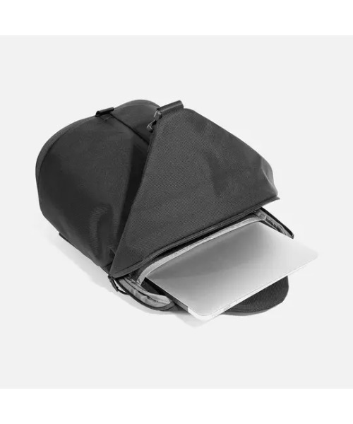 Aer(エアー)の「AER Sling Bag 3 / AER-11013(ショルダーバッグ・メンズ・ブラック・FREE)」の6枚目の写真