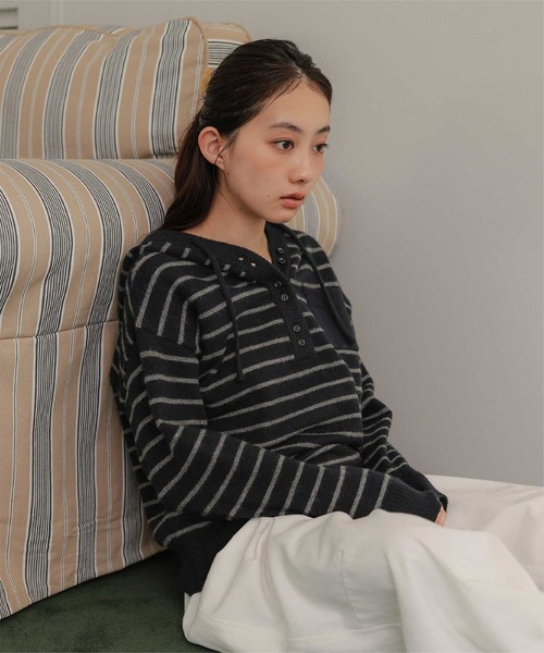 miette(ミエット)の「フードニットプルオーバー(ニット/セーター・レディース・レッド/ブラウン系その他/ブラック系その他/チャコール・FREE)」の2枚目の写真