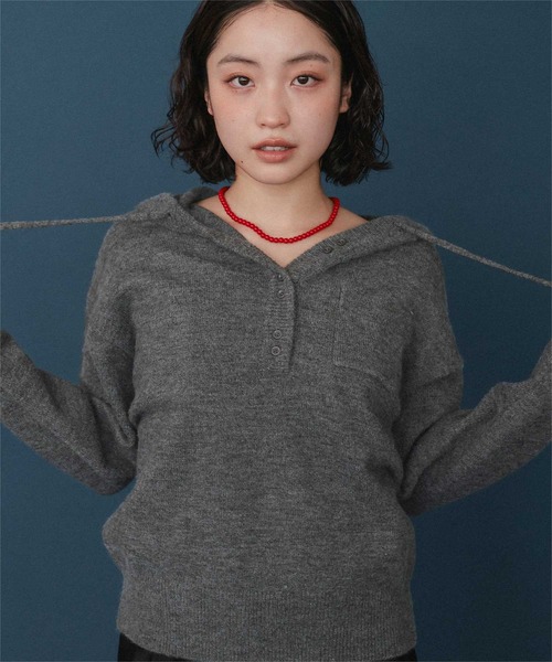 miette(ミエット)の「フードニットプルオーバー(ニット/セーター・レディース・レッド/ブラウン系その他/ブラック系その他/チャコール・FREE)」の3枚目の写真