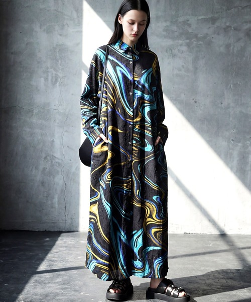antiqua(アンティカ)の「綿100 アート柄 シャツワンピース(シャツワンピース・レディース・グリーン/ブラック・ONESIZE)」の1枚目の写真