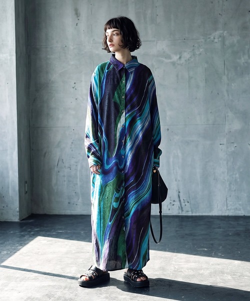 antiqua(アンティカ)の「綿100 アート柄 シャツワンピース(シャツワンピース・レディース・グリーン/ブラック・ONESIZE)」の4枚目の写真