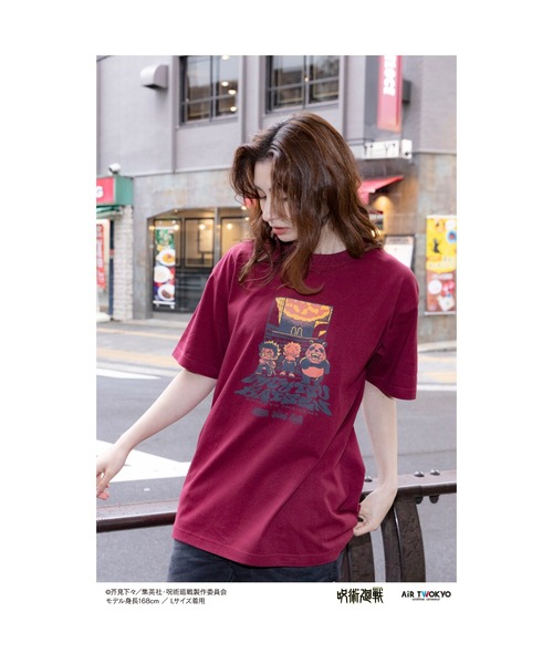 AIR TWOKYO(エアトゥーキョー)の「TVアニメ『呪術廻戦』第3弾 シーンイラスト Tシャツ5(動くのを禁ずる)(Tシャツ/カットソー・レディース・バーガンディー・MEDIUM/SMALL/XX-LARGE/X-LARGE/LARGE)」の1枚目の写真