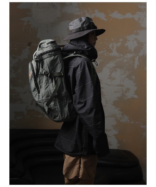 OFFWINTER(オフウィンター)の「【OFFWINTER】 機能性アウトドアバッグ (スペースシリーズ)(バックパック/リュック・メンズ・ブルー/ブラック/ダークグレー/グレー・FREE)」の3枚目の写真