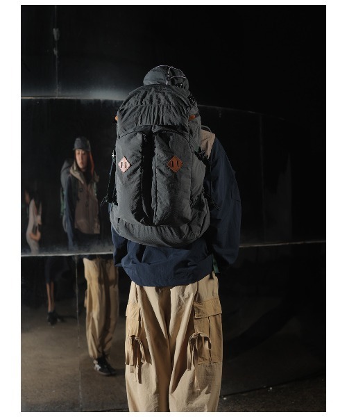 OFFWINTER(オフウィンター)の「【OFFWINTER】 機能性アウトドアバッグ (スペースシリーズ)(バックパック/リュック・メンズ・ブルー/ブラック/ダークグレー/グレー・FREE)」の4枚目の写真