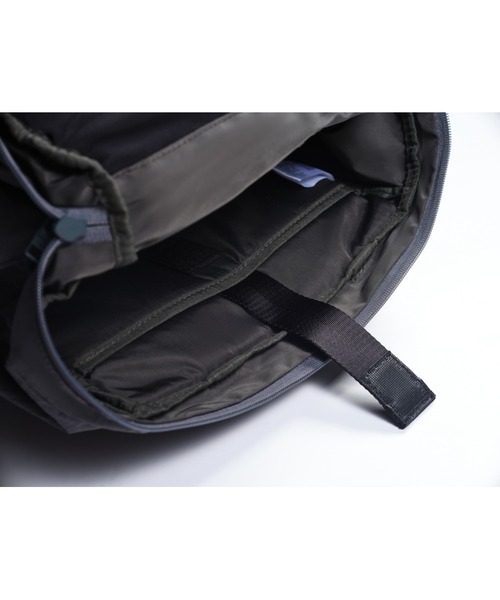 OFFWINTER(オフウィンター)の「【OFFWINTER】 機能性アウトドアバッグ (スペースシリーズ)(バックパック/リュック・メンズ・ブルー/ブラック/ダークグレー/グレー・FREE)」の9枚目の写真
