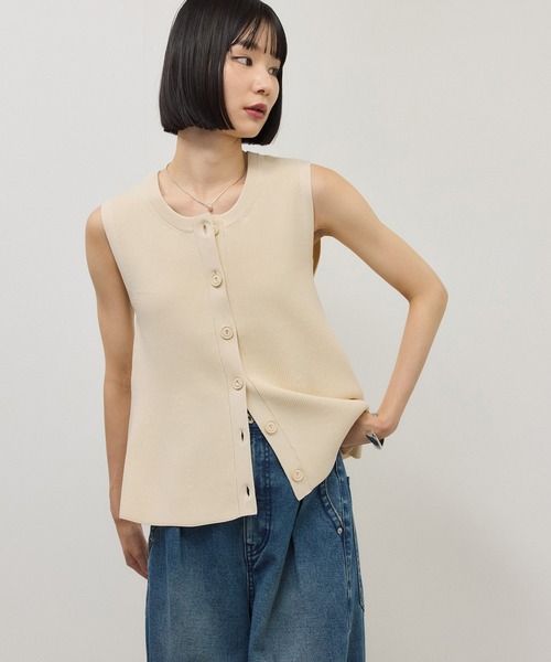 ADAM ET ROPE'(アダムエロペ)の「【WEB限定】・【サステナブル】ペプラムニットジレ(ベスト・レディース・ブラック/キナリ/グレー・FREE)」の2枚目の写真