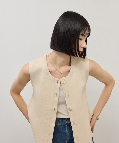 ADAM ET ROPE'(アダムエロペ)の「【WEB限定】・【サステナブル】ペプラムニットジレ(ベスト・レディース・ブラック/キナリ/グレー・FREE)」の22枚目の写真