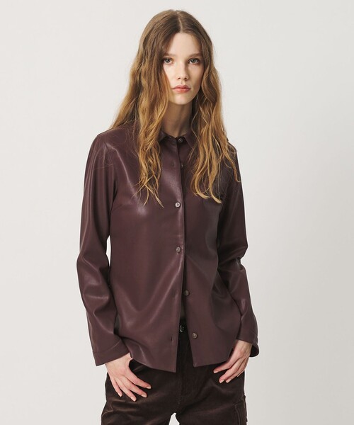 ATTISESSION（アティセッション）の「＜ATTISESSION＞レザーライク カーブ カフス シャツ（シャツ/ブラウス・レディース・ダークブラウン/ブラック・FREE）」の2枚目の写真