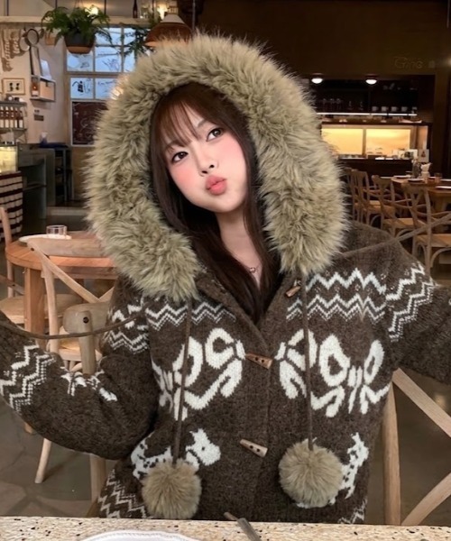 AVYL(アヴィル)の「ファーフードポンポン付きノルディック柄ニットカーディガン(ダッフルコート・レディース・アイボリー/レッド/ブラウン・M)」の2枚目の写真
