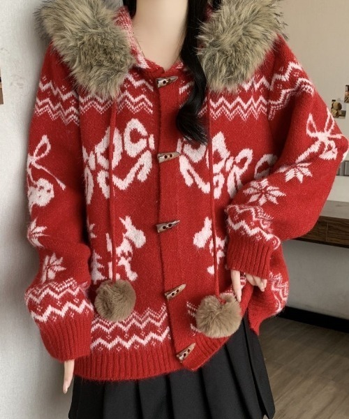 AVYL(アヴィル)の「ファーフードポンポン付きノルディック柄ニットカーディガン(ダッフルコート・レディース・アイボリー/レッド/ブラウン・M)」の3枚目の写真
